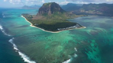 Mauritius Adası manzarası ve ünlü Le Morne Brabant dağı, güzel mavi göl ve su altı şelalesi. Le Morne Brabant Yarımadası ve Sualtı Şelalesi, Mauritius.