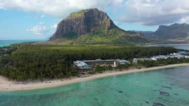 Mauritius Adası manzarası ve ünlü Le Morne Brabant dağı, güzel mavi göl ve su altı şelalesi. Mauriutius 'taki Le Morne Brabant' ın hava manzarası.