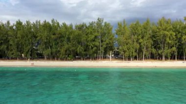 Flic en flac plajlı güzel Mauritius adası. Tropikal palmiye plajı çevresindeki mercan kayalıkları, Flic en Flac, Mauritius. Mauritius, Flic en Flac sahilinde güzel bir sahilin havadan görüntüsü..