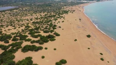 Yunanistan 'ın Agios Georgios yakınlarındaki Korfu' da Issos plajı. Issos sahilinin ve Korission Gölü 'nün İyon Denizi' ndeki Korfu adasının insansız hava aracı görüntüsü. Issos Sahili, Korfu Adası..