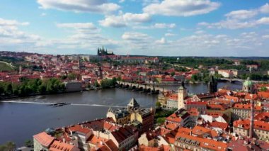 Prag merkezinin yukarıdan panoramik manzarası, Prag şehrinin havası, Prag şehrinin yukarıdan görünüşü, şehrin üzerinden uçuş, Vltava Nehri, Charles Köprüsü, Prag, Çek Cumhuriyeti.