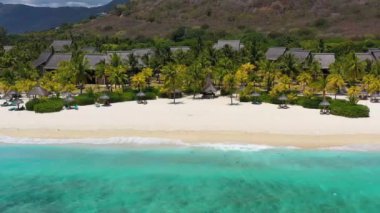 Tropikal manzara, Mauritius adasının güzel plajları Le Morne, popüler lüks tatil köyü. Le Morne plaj tatil köyleri, Mauritius. Mauritius 'taki lüks plaj, palmiyeli ve mavi okyanuslu kumlu plaj.. 