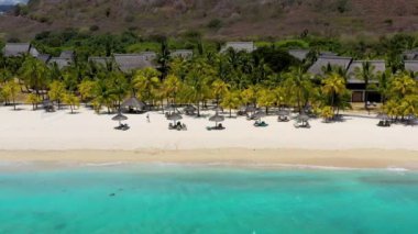 Tropik sahil manzarası, Mauritius adasında tatil. Rüya gibi egzotik bir ada, tropik bir cennet. Mauritius adasının en iyi plajları, Mauritius, Hint Okyanusu, Afrika 'nın lüks tatil beldeleri..