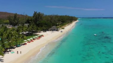 Tropikal manzara, Mauritius adasının güzel plajları Le Morne, popüler lüks tatil köyü. Le Morne plaj tatil köyleri, Mauritius. Mauritius 'taki lüks plaj, palmiyeli ve mavi okyanuslu kumlu plaj.. 