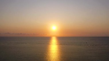 Hint Okyanusu 'nda, Mauritius' ta, güzel bir günbatımında, deniz üzerinde uçan bir dron. Hava aracı atışı. Denizin üzerinde gün doğumu. Hint Okyanusunda renkli gün batımı, Mauritius.
