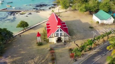 Mauritius Adası, Cap Malheureux köyündeki kızıl kilise. Notre Dame de Auxiliatrice, Mauritius Adası, Hint Okyanusu 'ndaki Cap Malheureux tropikal köyünde kırmızı çatılı kırsal kilise..