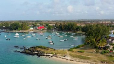 Mauritius Adası, Cap Malheureux köyündeki kızıl kilise. Notre Dame de Auxiliatrice, Mauritius Adası, Hint Okyanusu 'ndaki Cap Malheureux tropikal köyünde kırmızı çatılı kırsal kilise..