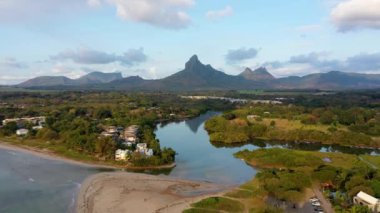 Tamarin Körfezi 'nden, Kara Nehir' den, Mauritius adasının manzaralı manzarasından uzaklaşın. Mauritius adasının güzel doğa ve manzaraları. Geri kalan dağlar Tamarin Körfezi 'nden görünüyor, Mauritius.