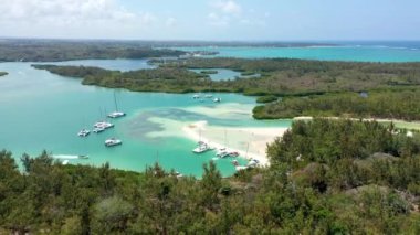 Ile aux Cerfs adası. Huzurlu sahil manzarası, akuamarin denizi ve yumuşak kum, Ile aux Cerfs, Mauritius, Hint Okyanusu, Afrika. Mauritius 'taki Ile aux Cerf, güzel su ve nefes kesici manzara..