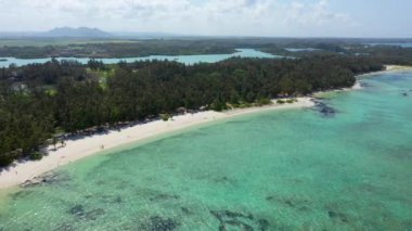 Ile aux Cerfs adası. Huzurlu sahil manzarası, akuamarin denizi ve yumuşak kum, Ile aux Cerfs, Mauritius, Hint Okyanusu, Afrika. Mauritius 'taki Ile aux Cerf, güzel su ve nefes kesici manzara..