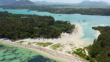 Ile aux Cerfs adası. Huzurlu sahil manzarası, akuamarin denizi ve yumuşak kum, Ile aux Cerfs, Mauritius, Hint Okyanusu, Afrika. Mauritius 'taki Ile aux Cerf, güzel su ve nefes kesici manzara..