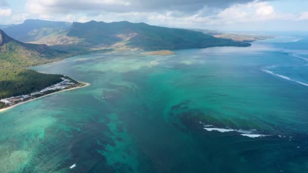 从空中俯瞰毛里求斯岛全景和著名的勒莫纳布拉班特山 美丽的蓝色泻湖和水下瀑布 毛里求斯Le Morne Brabant半岛和水下瀑布 — 图库视频影像