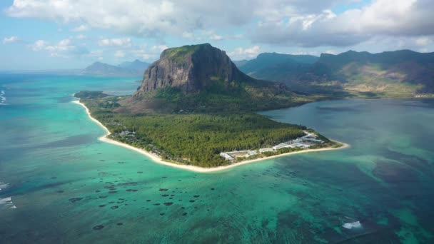 Luftaufnahme Des Inselpanoramas Von Mauritius Und Des Berühmten Berges Morne — Stockvideo