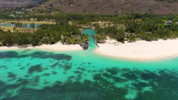热带风景 美丽的毛里求斯海滩 勒莫尔纳 颇受欢迎的豪华度假胜地 毛里求斯的Le Morne海滩豪华度假胜地 毛里求斯奢华海滩 棕榈沙滩和蓝色海洋 — 图库视频影像