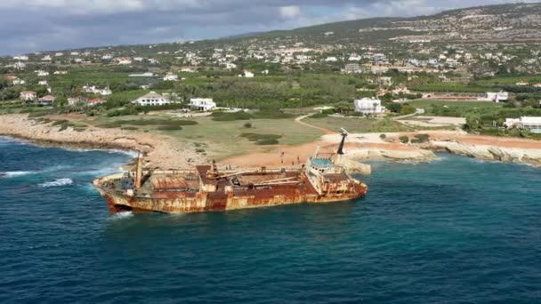 キプロス パフォス近郊のペイピア海岸で放棄されたエドロ3世の船舶難破船 キプロスの水の岸にあるエドロ3世の造船所 シップレックEdro Iii パエリア パフォス — ストック動画