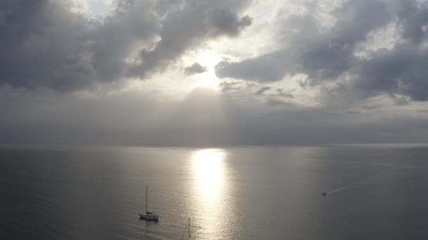 モーリシャス インド洋の美しい夕日で海を飛行するドローン 空中ドローンショット 海の上に日の出 インド洋のカラフルな夕日 モーリシャス — ストック動画