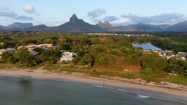 从塔马林湾 毛里求斯岛的风景秀丽的自然景色中 远眺群山美景 毛里求斯岛美丽的自然和风景 从毛里求斯塔马林湾远眺高山 — 图库视频影像
