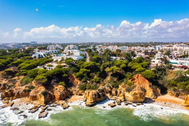 Albufeira, Algarve, Portekiz 'deki Olhos de Agua şehrinin gökyüzünden inanılmaz bir manzara. Olhos de Agua, Albufeira bölgesi, Algarve, Portekiz kıyı manzarası.