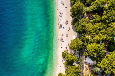 Hırvatistan 'ın Makarska Riviera kentinin Brela kentindeki Punta Rata plajının güzel hava manzarası. Hırvatistan 'ın Makarska Riviera, Brela, Dalmaçya bölgesindeki Punta Rata plajı ve liman manzarası.