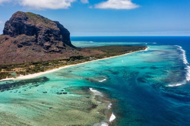 Mauritius Adası manzarası ve ünlü Le Morne Brabant dağı, güzel mavi göl ve su altı şelalesi. Mauriutius 'taki Le Morne Brabant' ın hava manzarası.