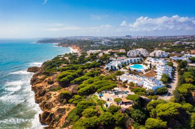 Albufeira, Algarve, Portekiz 'deki Olhos de Agua şehrinin gökyüzünden inanılmaz bir manzara. Olhos de Agua, Albufeira bölgesi, Algarve, Portekiz kıyı manzarası.