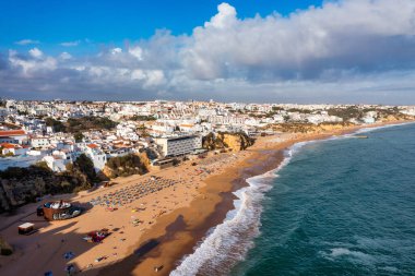 Geniş sahil ve beyaz mimarisi olan Albufeira 'nın deniz manzarası, Algarve, Portekiz. Albufeira, Algarve, Portekiz 'deki geniş kumlu sahil. Albufeira kasabasının havadan görünüşü, Algarve, Portekiz.