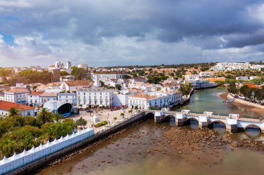 Portekiz, Algarve 'deki Gilao Nehri üzerindeki Roma köprüsü ile tarihi Tavira kasabasını seyret. Saat Kulesi, St Marys Kilisesi, Algarve Bölgesi, Portekiz. 