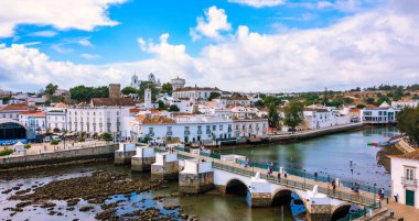 Portekiz, Algarve 'deki Gilao Nehri üzerindeki Roma köprüsü ile tarihi Tavira kasabasını seyret. Saat Kulesi, St Marys Kilisesi, Algarve Bölgesi, Portekiz. 