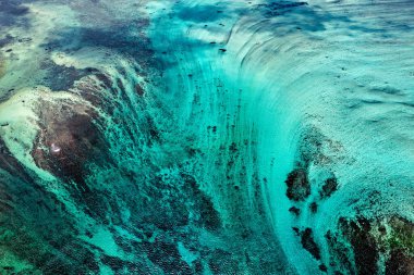 Mauritius 'taki Sualtı Şelalesi' nin havadan görünüşü, güzel mavi bir göl ve su altı şelalesi. Le Morne Brabant Yarımadası ve Sualtı Şelalesi, Mauritius.