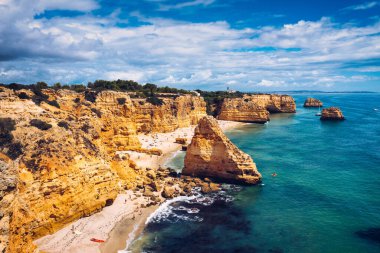 Praia da Marinha, Portekiz, Algarve 'deki güzel sahil Marinha. Deniz Sahili (Praia da Marinha), Algarve 'deki Lagoa Belediyesinin Atlantik kıyısında yer alan plajda uçan martılara sahiptir..