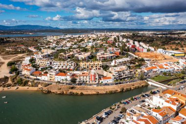 Portekiz, Algarve 'deki Ferragudo köyünün manzarası. Eski deniz kasabası Ferragudo. Havadan Ferragudo 'nun görüntüsü. Ferragudo, Portekiz 'in Algarve şehrinde güzel bir kıyı köyüdür..