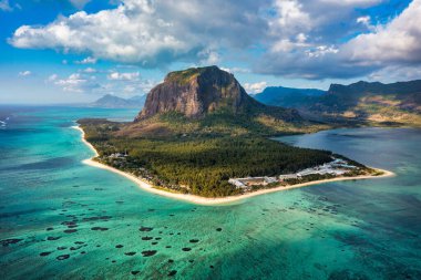 Mauritius Adası manzarası ve ünlü Le Morne Brabant dağı, güzel mavi göl. Mauriutius 'taki Le Morne Brabant' ın hava manzarası.