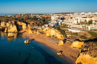 Portekiz 'deki Praia de Dona Ana plajı turkuaz deniz suyu ve kayalıkları ile. Güzel Dona Ana Sahili (Praia Dona Ana) Lagos, Algarve, Portekiz. Praia de Dona Ana Lagos, Algarve, Portekiz 'de.