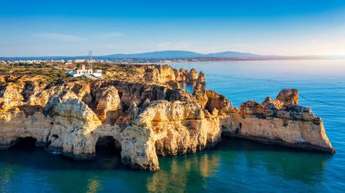Panoramik görünümü, Algarve Lagos yakınlarındaki Ponta da Piedade, Portekiz. Ponta da Piedade, Algarve bölgesinde, Portekiz'de denizde uçurum kayalar ve turist teknesi. Ponta da Piedade, Algarve region, Portekiz.