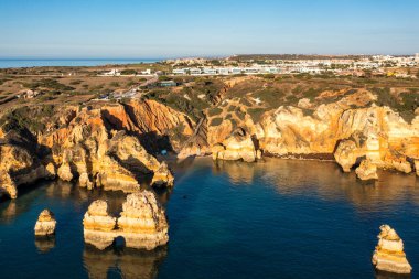 Panoramik görünümü, Algarve Lagos yakınlarındaki Ponta da Piedade, Portekiz. Ponta da Piedade, Algarve bölgesinde, Portekiz'de denizde uçurum kayalar ve turist teknesi. Ponta da Piedade, Algarve region, Portekiz.