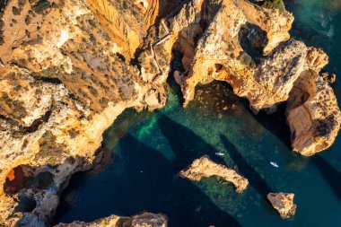 Panoramik görünümü, Algarve Lagos yakınlarındaki Ponta da Piedade, Portekiz. Ponta da Piedade, Algarve bölgesinde, Portekiz'de denizde uçurum kayalar ve turist teknesi. Ponta da Piedade, Algarve region, Portekiz.