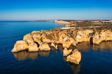 Panoramik görünümü, Algarve Lagos yakınlarındaki Ponta da Piedade, Portekiz. Ponta da Piedade, Algarve bölgesinde, Portekiz'de denizde uçurum kayalar ve turist teknesi. Ponta da Piedade, Algarve region, Portekiz.