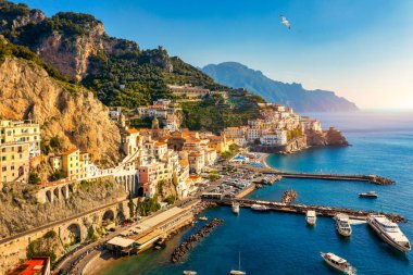Güzel Amalfi kasabası manzarası, Campania, İtalya. Amalfi kıyıları Avrupa 'nın en popüler seyahat ve tatil beldesidir. Akdeniz kıyısındaki Amalfi şehri, Amalfi kıyısı, İtalya.