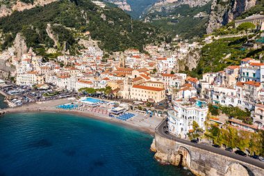Güzel Amalfi kasabası manzarası, Campania, İtalya. Amalfi kıyıları Avrupa 'nın en popüler seyahat ve tatil beldesidir. Akdeniz kıyısındaki Amalfi şehri, Amalfi kıyısı, İtalya.