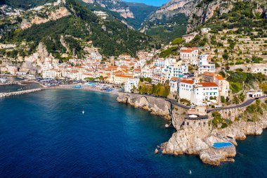 Güzel Amalfi kasabası manzarası, Campania, İtalya. Amalfi kıyıları Avrupa 'nın en popüler seyahat ve tatil beldesidir. Akdeniz kıyısındaki Amalfi şehri, Amalfi kıyısı, İtalya.