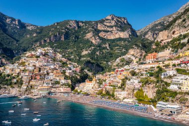 Positano 'nun Campania, İtalya' daki Amalfi Sahili 'ndeki rahat plaj ve mavi deniz manzarası. Amalfi kıyısındaki Positano köyü, Salerno, Campania. Güzel Positano, Campania 'daki Amalfi Sahili.