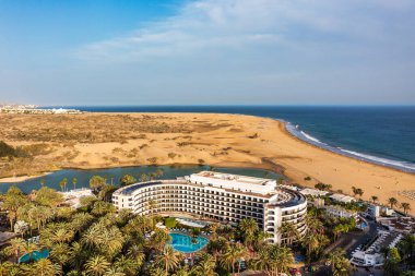 Maspalomas kasabası ve altın kum tepeleri, Gran Kanaryası, Kanarya Adaları, İspanya. Maspalom 'un Doğal Rezervi, Büyük Kanarya Adaları, İspanya.