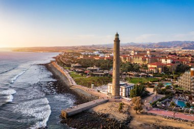 Gün batımında Faro de Maspalomas olarak bilinen Gran Canaria Adası 'ndaki Maspaloma fenerinde. Deniz feneri ve Maspalomas plajı olan deniz burnu. Gran Kanaryası, Kanarya Adaları, İspanya