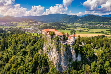Bled, Slovenya, Bled Gölü (Blejsko Jezero) ile güzel Bled Kalesi 'nin (Blejski Grad) havadan görünüşü, Maria' nın Hükmü Kilisesi aydınlık bir yaz gününde. Kan, Slovenya.