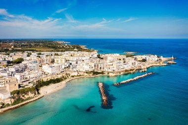 İtalya 'nın güneyinde Salento Yarımadası' ndaki Otranto kasabasının havadan görünüşü, Adriyatik Denizi kıyısında İtalya 'nın (Apulia) en doğu kenti. Otranto şehri, Puglia bölgesi, İtalya.