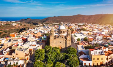 Gran Canaria 'daki Aguimes kasabası, Kanarya Adaları, İspanya. Aguimes 'in tarihi merkezi (Gran Canaria). Kanarya Adaları 'nın tipik geleneksel caddesi. Renkli şehir Aguimes, Büyük Kanarya, İspanya. 