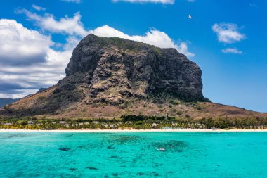 Mauriutius 'taki Le Morne Brabant' ın hava manzarası. Le Morne dağı ve Mauritius 'taki lüks plajlı tropik kristal okyanus. Palmiye ağaçları, beyaz kumlar ve lüks tatil beldeleri olan Le Morne plajı, Mauritius..