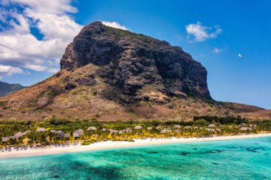 Tropikal manzara, Mauritius adasının güzel plajları Le Morne, popüler lüks tatil köyü. Le Morne plaj tatil köyleri, Mauritius. Mauritius 'taki lüks plaj, palmiyeli ve mavi okyanuslu kumlu plaj.. 