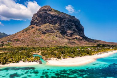 Mauriutius 'taki Le Morne Brabant' ın hava manzarası. Le Morne dağı ve Mauritius 'taki lüks plajlı tropik kristal okyanus. Palmiye ağaçları, beyaz kumlar ve lüks tatil beldeleri olan Le Morne plajı, Mauritius..