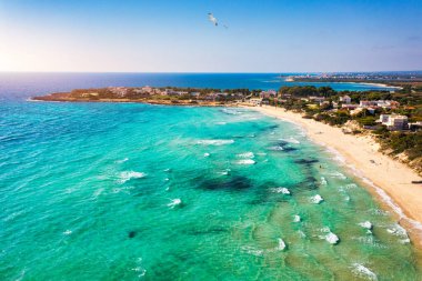Punta Prosciutto deniz suyu, Punta Prosciutto sahilinde kristal berrak su, İtalyan Maldivleri Puglia İtalya. Punta Prosciutto, İtalya 'nın en güzel plajlarından biri..